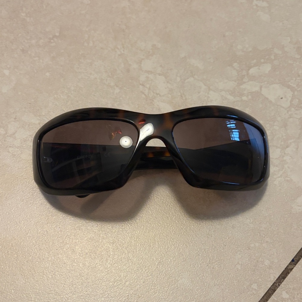 DKNY Tortoise Shell Sunglasses with Black Case - Picture 3 of 9